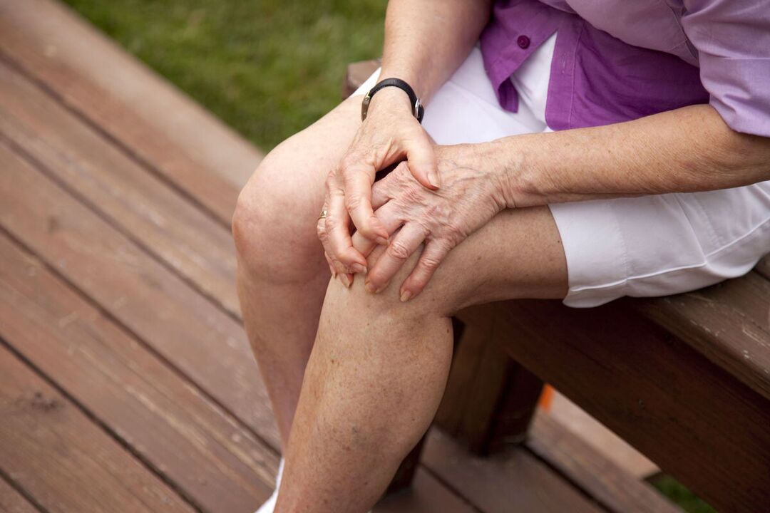 La douleur dans les articulations du genou peut être un symptôme de maladies rhumatismales