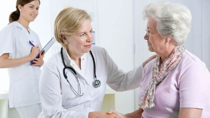 Le médecin donne au patient des recommandations pour le traitement de l'arthrose
